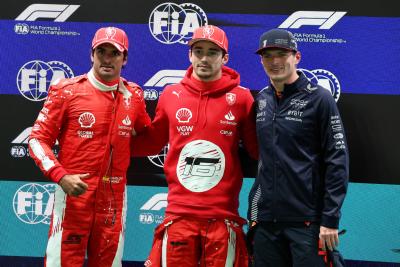 Memenuhi kualifikasi tiga besar parc ferme (Kiri ke Kanan): Carlos Sainz Jr (ESP) Ferrari, kedua; Charles Leclerc (MON) Ferrari, pole