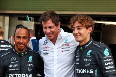 (Kiri ke R ): Lewis Hamilton (GBR) Mercedes AMG F1 bersama Toto Wolff (GER) Pemegang Saham dan Direktur Eksekutif Mercedes AMG F1 dan