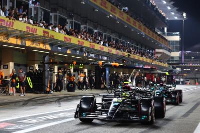 Lewis Hamilton (GBR ) Mercedes AMG F1 W14 meninggalkan pit.Kejuaraan Dunia Formula 1, Rd 23, Grand Prix Abu Dhabi, Yas