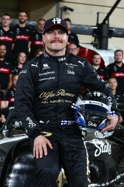 Valtteri Bottas (FIN) Alfa Romeo F1 Team at a team photograph. Formula 1 World Championship, Rd 23, Abu Dhabi Grand Prix,