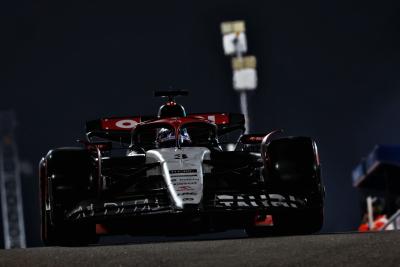 Daniel Ricciardo (AUS ) AlphaTauri AT04 meninggalkan pit.Kejuaraan Dunia Formula 1, Rd 23, Grand Prix Abu Dhabi, Yas