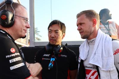 Kevin Magnussen (DEN ) Tim Haas F1 dengan Mark Slade (GBR) Haas F1 Team Race Engineer dan Ayao Komatsu (JPN) Haas F1 Team Race