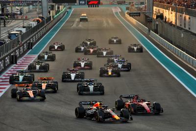 Max Verstappen (NLD ) Red Bull Racing RB19 memimpin Charles Leclerc (MON) Ferrari SF-23 di awal balapan.Formula 1