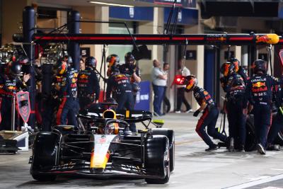 Max Verstappen (NLD) Red Bull Racing RB19 makes a pit stop. Formula 1 World Championship, Rd 23, Abu Dhabi Grand Prix, Yas