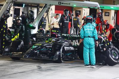 Lewis Hamilton (GBR) Mercedes AMG F1 W14 makes a pit stop. Formula 1 World Championship, Rd 23, Abu Dhabi Grand Prix, Yas