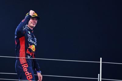 Pemenang lomba Max Verstappen (NLD) Red Bull Racing merayakan di podium.Kejuaraan Dunia Formula 1, Rd 23, Abu Dhabi