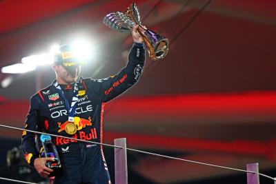 Pemenang lomba Max Verstappen (NLD) Red Bull Racing merayakan di podium.Kejuaraan Dunia Formula 1, Rd 23, Abu Dhabi
