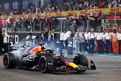 Pemenang lomba Max Verstappen (NLD) Red Bull Racing RB19 merayakannya dengan donat di akhir balapan di parc ferme.