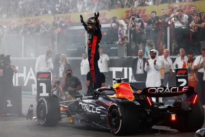 Pemenang balapan Grand Prix Abu Dhabi, Max Verstappen (NLD) Red Bull Racing