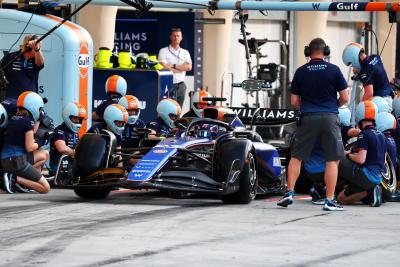 Alexander Albon (THA) Williams Racing practices a pit stop. Formula 1 Testing, Sakhir, Bahrain, Day Three.-