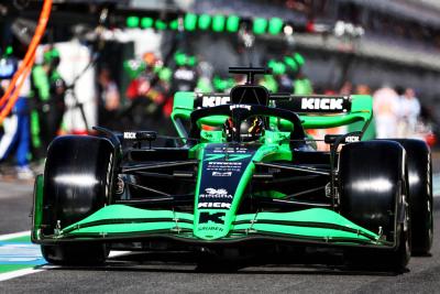 Valtteri Bottas (FIN) Sauber C44 makes a pit stop. Formula 1 World Championship, Rd 3, Australian Grand Prix, Albert Park,
