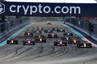 Max Verstappen (NLD) Red Bull Racing RB20 leads at the start of the race. Formula 1 World Championship, Rd 6, Miami Grand