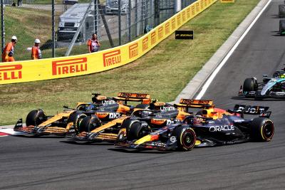 (L to R): Oscar Piastri (AUS) McLaren MCL38; Lando Norris (GBR) McLaren MCL38; and Max Verstappen (NLD) Red Bull Racing