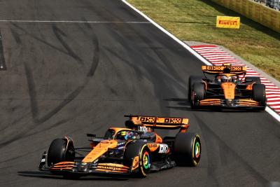 Lando Norris (GBR) McLaren MCL38 allows Oscar Piastri (AUS) McLaren MCL38 to pass and retake the lead of the race. Formula