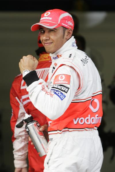 Lewis Hamilton (GBR ) McLaren MP4-23 Raih Pole Position, Grand Prix F1 Tiongkok, Shanghai, 17-19 Oktober