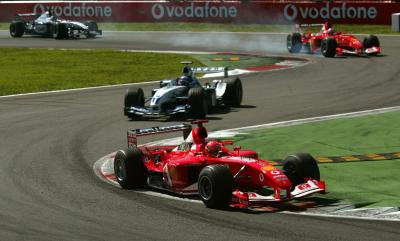 Michael Schumacher dari Ferrari F1 memimpin putaran awal Grand Prix Formula Satu Italia 2003,