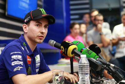 Lorenzo 'sorry' for Rossi rostrum gesture