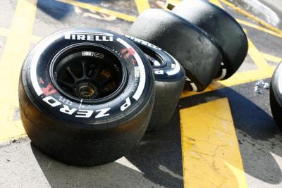 Pirelli avoids 'cliff' with 2016 F1 tyres