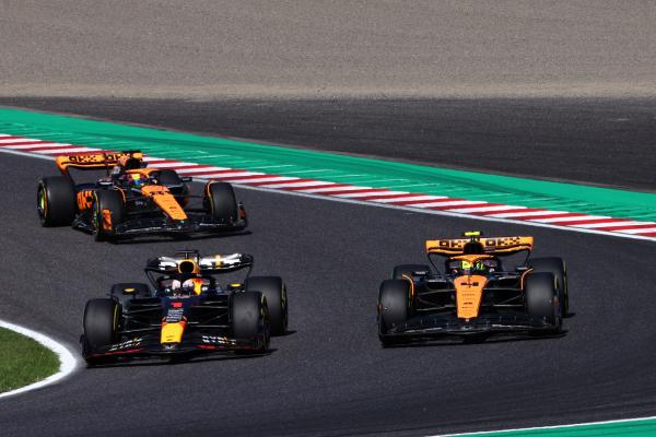(L to R): Max Verstappen (NLD) Red Bull Racing RB19 and Lando Norris (GBR) McLaren MCL60 battle for position at the start of