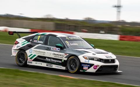 TCR UK: Smiley Mendapatkan Civic Type R Baru di Oulton Park