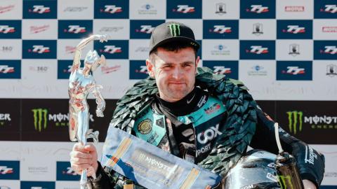 Michael Dunlop bereaksi terhadap kemenangan Supersport yang menakjubkan di Isle of Man TT