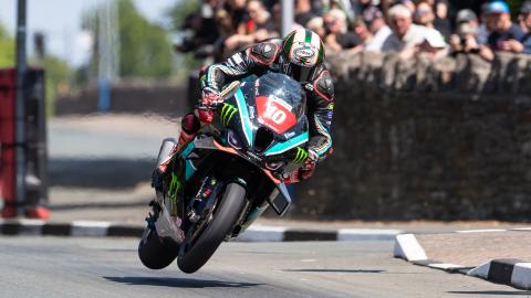 Dunlop shock DNF allows Hickman to win Isle of Man TT Supertwin race