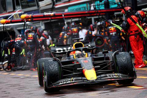 Max Verstappen (NLD) Red Bull Racing RB18 makes a pit stop. Formula 1 World Championship, Rd 7, Monaco Grand Prix, Monte