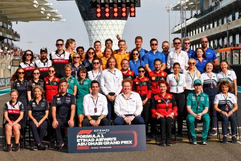 Teams' media delegates end of season group photograph. Formula 1 World Championship, Rd 22, Abu Dhabi Grand Prix, Yas