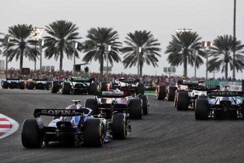 Nicholas Latifi (CDN) Williams Racing FW44 at the start of the race. Formula 1 World Championship, Rd 22, Abu Dhabi Grand