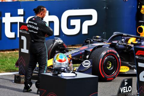 Lewis Hamilton (GBR) Mercedes AMG F1 W14 looks at the Red Bull Racing RB19 in parc ferme. Formula 1 World Championship, Rd