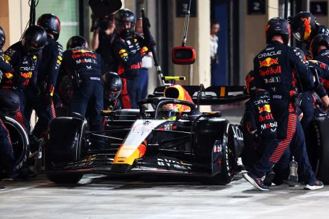 Sergio Perez (MEX) Red Bull Racing RB19 makes a pit stop. Formula 1 World Championship, Rd 23, Abu Dhabi Grand Prix, Yas
