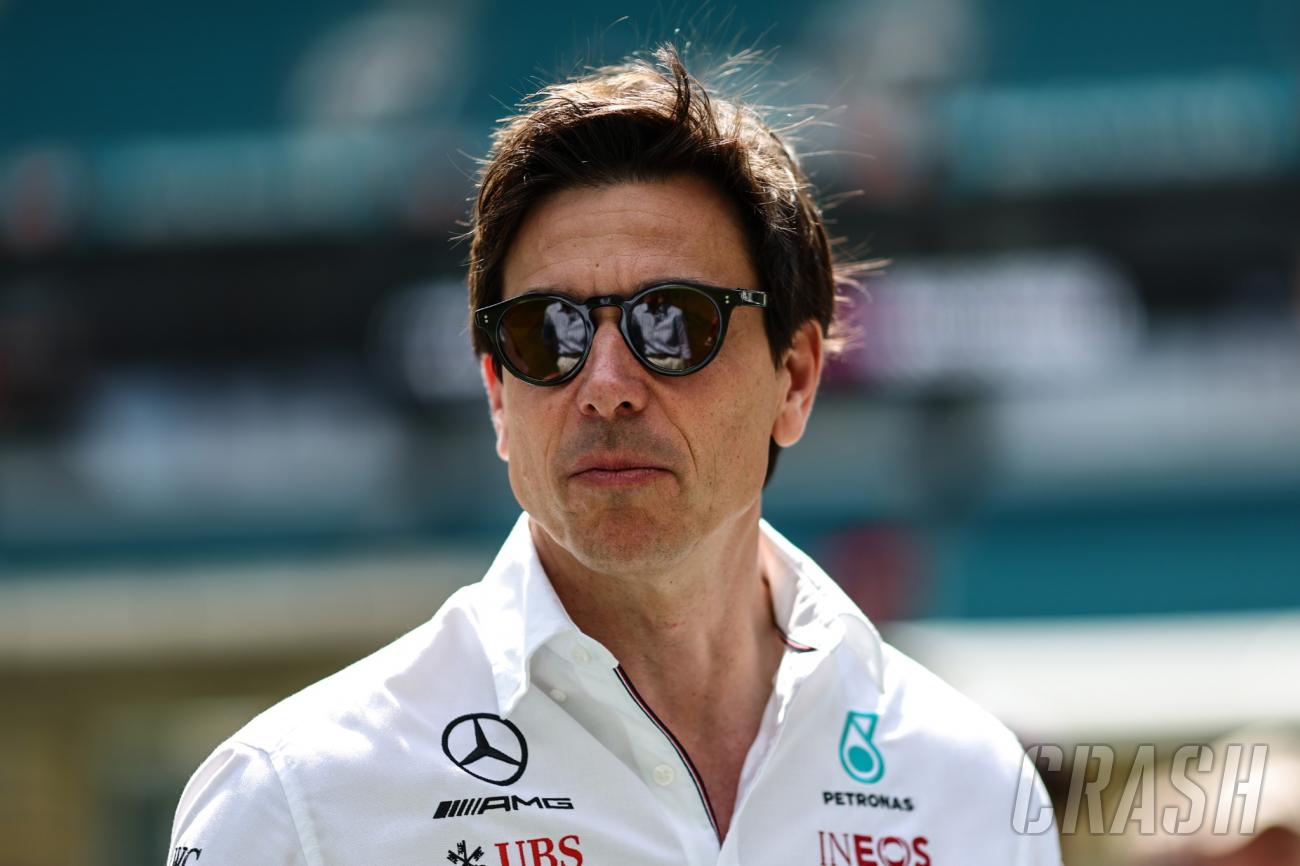 Wolff takes firm stance on Hamiltons future amid Ferrari rumours