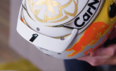 Verstappen Memamerkan Desain Helm dengan #1 untuk F1 2022