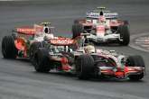 Lewis Hamilton (GBR) McLaren MP4-23 Overtakes Giancarlo Fisichella (ITA) Force India VJM01, Timo Glo