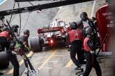 Antonio Geovinassi (IDA) Alfa Romeo Racing C41 provoca una parada en boxes.