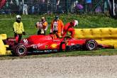 Charles Leclerc (MON) Ferrari SF-21 crashte in de tweede oefensessie.