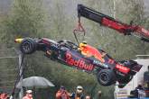De Red Bull Racing RB16B van Sergio Perez (MEX) wordt weggehesen van het circuit nadat hij op weg naar de grid crashte.