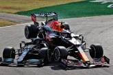 Max Verstappen（NLD）红牛赛车RB16B和Lewis Hamilton W12崩溃