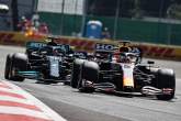 Max Verstappen (Liga Nacional) Red Bull Racing RB16B supera Lewis Hamilton (GB) Mercedes AMG F1 W12.