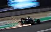 Valtteri Bottas (FIN) Mercedes AMG F1 W12 laat de vonken overslaan.