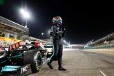 El ganador de la carrera Lewis Hamilton (GBR), Mercedes AMG F1 W12, celebra en el parque cubierto.