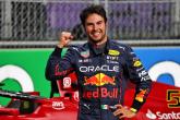 Sergio Perez (MEX) Red Bull Racing viert zijn poleposition in het kwalificerende parc ferme.