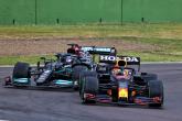 Max Verstappen (NLD) Red Bull Racing RB16B leads Lewis Hamilton (GBR) Mercedes AMG F1