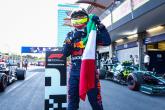 Racewinnaar Sergio Perez (MEX) Red Bull Racing viert feest in parc