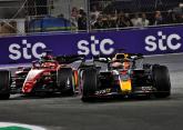 Max Verstappen (NLD) Red Bull Racing RB18 leads Charles Leclerc (MON) Ferrari F1-75.