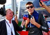 Martin Brundle (GBR) Sky Sports Commentator met George Russell (GBR) Mercedes AMG F1 op de grid.  Formule 1 Wereld