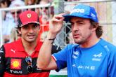 Carlos Sainz Jr (ESP) Ferrari en Fernando Alonso (ESP) Alpine F1 Team op de coureursparade.  Formule 1 Wereld