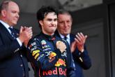 Racewinnaar Sergio Perez (MEX) Red Bull Racing viert feest op het podium.  Formule 1 Wereldkampioenschap, Rd 7, Monaco Grand