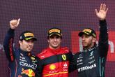 1e plaats Carlos Sainz Jr (ESP) Ferrari F1-75, met 2e plaats Sergio Perez (MEX) Red Bull Racing RB18 en 3e plaats Lewis