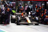 Max Verstappen (NLD) Red Bull Racing RB18 makes a pit stop. Formula 1 World Championship, Rd 17, Singapore Grand Prix,